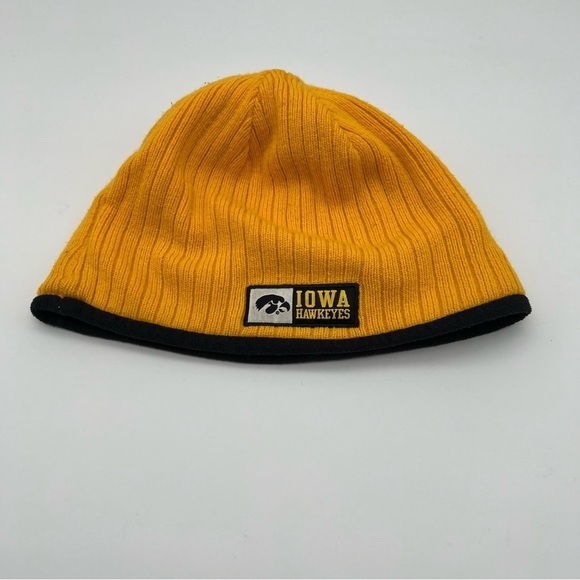 Nike Iowa Hawkeyes Reversible Winter Hat - Picture 3 of 4